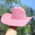 Chapéu Sibu Jeito de Cowboy na cor rosa, com aba larga e detalhe em fita.