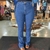 Calça feminina de jeans azul com cintura alta e detalhe de botão na frente.
