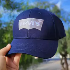 Boné masculino adulto azul marinho da marca Levis com logo bordado na frente.