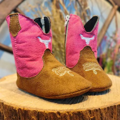 Bota infantil rosa e marrom da marca Tex Team, com detalhes em bordado, sobre uma superfície de madeira.