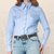 Camisa feminina azul com detalhes em strass e estilo country, usada com um cinto brilhante e jeans decorados.