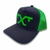 Boné escuro com detalhe verde e logo em destaque na parte frontal.
