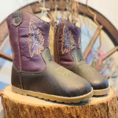 Bota Texana Infantil Baby Centopeia na cor Pinhão Roxo, com detalhes em bordado e fechamento em zíper.