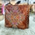 Bolsa Goyazes Dallas Tabaco com detalhes coloridos em bordado e tachas.