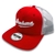 Boné vermelho com a palavra "Brahma" em destaque, parte frontal com aba curva e tela na parte traseira.