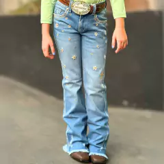 Calça jeans infantil decorada com flores, modelo Zenz Western, usada por uma criança.