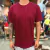 Camiseta masculina vermelha da marca Tatanka, destacando o logo em pequeno bordado.