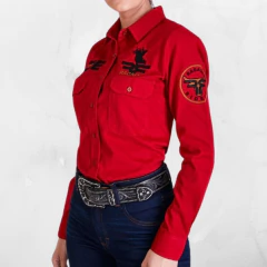 Camiseta feminina vermelha Radade Riders, com bordado no peito e na manga.