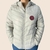 Jaqueta feminina Tuff Puffer cinza com zíper e capuz, modelagem acolchoada, detalhes em pink.