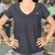 Camiseta feminina preta da marca Levis com decote em V, vista frontal, exibida por uma modelo.