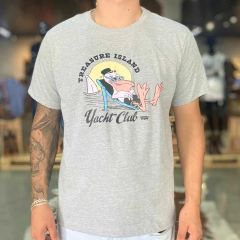 Camiseta masculina cinza da Levis com estampa colorida de um personagem relaxando em um barco, com as palavras "Treasure Island Yacht Club".