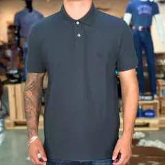 Camiseta polo masculina azul marinho da Acostamento, modelo com botão e logo discreto.
