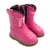 Botas infantis rosa com zíper e detalhes em costura.