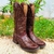 Bota Texana Feminina Goyazes Ferraduras Mustang na cor café, com detalhes em relevo e bordado.