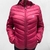 Jaqueta feminina Tuff Puffer na cor vinho, com detalhes em costura diagonal e capuz.