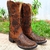 Bota Texana Feminina Goyazes Dallas Furta Cor, com detalhes em bordado em couro marrom.