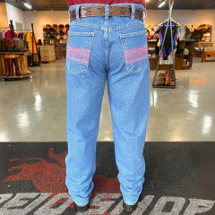 Calça masculina Bill Way com bordado rosa, vista traseira.