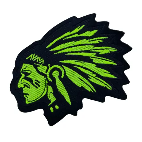 Emblema de um índio com penas verdes e fundo preto.