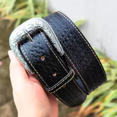 Cinto masculino preto com fivela prateada e detalhes em relevo