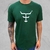 Camiseta masculina verde da marca Texas Farm com logo em branco, usada por um modelo.