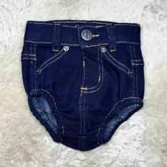 Tapa fralda infantil em estilo country, na cor azul escuro, com detalhes que imitam um short jeans.