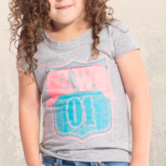 T-shirt infantil cinza com estampa colorida em destaque, usada por uma menina com cabelo cacheado.