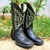 Bota Texana Mr. West Bordado Verde Neon, em couro preto com detalhes em bordado verde neon.