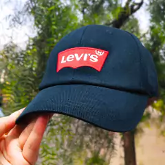Boné Levis Batwing na cor azul marinho, com logotipo vermelho da marca Levis em destaque.