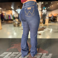 Calça feminina boot cut em lycra da Wrangler, vista de trás, destacando o detalhe do bolso com o logo da marca.