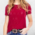 T-shirt feminina vermelha Zenz Western com detalhes em renda, modelo casual.