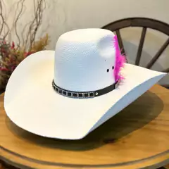 Chapéu Country Juta Aba 13 Mundial Branco com detalhe em pena rosa e fita decorativa preta.