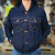 Jaqueta jeans feminina da Wrangler, modelo urbano retro, com botões em cobre e detalhes em costura contrastante.