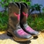 Bota feminina da Tex Team na cor preta com detalhes em rosa, ideal para looks country.