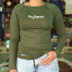 Camiseta UV50+ térmica feminina na cor verde militar, com estampa da marca tx.farm.