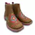 Botas marrons com estampas coloridas e detalhes em azul e rosa.