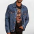 Homem usando uma jaqueta jeans Tassa Trucker Hiper, com uma camiseta preta por baixo.