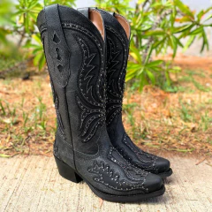 Bota feminina preta com detalhes em relevo e strass, da marca Vimar Kza/Fos Vicenza.