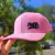 Boné Tuff Dakota na cor rosa, com logotipo em preto, em um fundo natural.