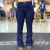 Calça feminina jeans flare na cor azul escuro, modelo Faraya, destacando o corte e a modelagem na parte inferior.