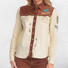 Camisa feminina Zenz Western Frontera em tom claro com detalhes marrons e bordados coloridos.