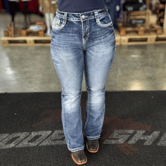 Calça jeans feminina modelo boot cut Answer Me #A1105-PB com detalhes bordados nos bolsos, em lavagem azul clara, sendo vestida por uma mulher.