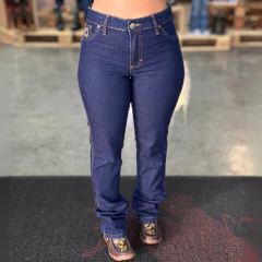 Calça jeans feminina de lavagem escura, ajustada na cintura, com detalhes de costura contrastante e bolso decorativo na frente, usada por uma pessoa em ambiente interno.