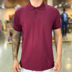 Camiseta polo masculina bordô da marca Wrangler, vista frontal com detalhes do colarinho e botões.