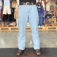 Calça Wrangler masculina de lycra modelo regular em jeans claro, usada por homem com cinto marrom e botas, ideal para estilo tradicional.