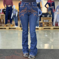 Calça jeans feminina azul escura com bordados marrons e detalhes em brilho na parte frontal, modelo flare