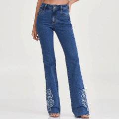 Calça jeans feminina azul com bordado branco na barra, modelo flare de cintura alta, exibida em fundo claro.