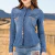 Camisa feminina de jeans Zenz America Alabama, com detalhes bordados e gola em tom contrastante, usada por uma modelo em um cenário ao ar livre.