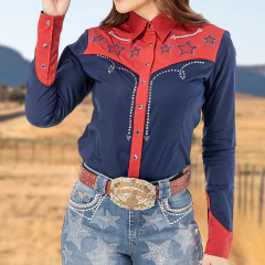 Camisa feminina manga longa azul marinho com detalhes vermelhos e aplicações de estrelas e tachas brilhantes, usada com cinto marrom e jeans com estrelas decorativas