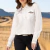Camisa feminina branca da Zenz America, com bordados e detalhes em preto, usada por uma mulher em um cenário rural.