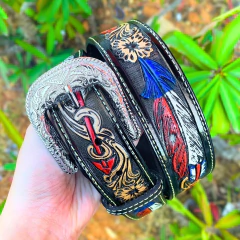 Cinto preto Master Western Flecha com detalhes coloridos em vermelho, azul e bege, e fivela prateada gravada